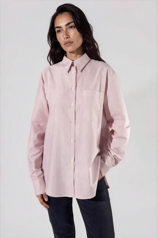 Chemise oversize coton rayé rouge vue de face - studio