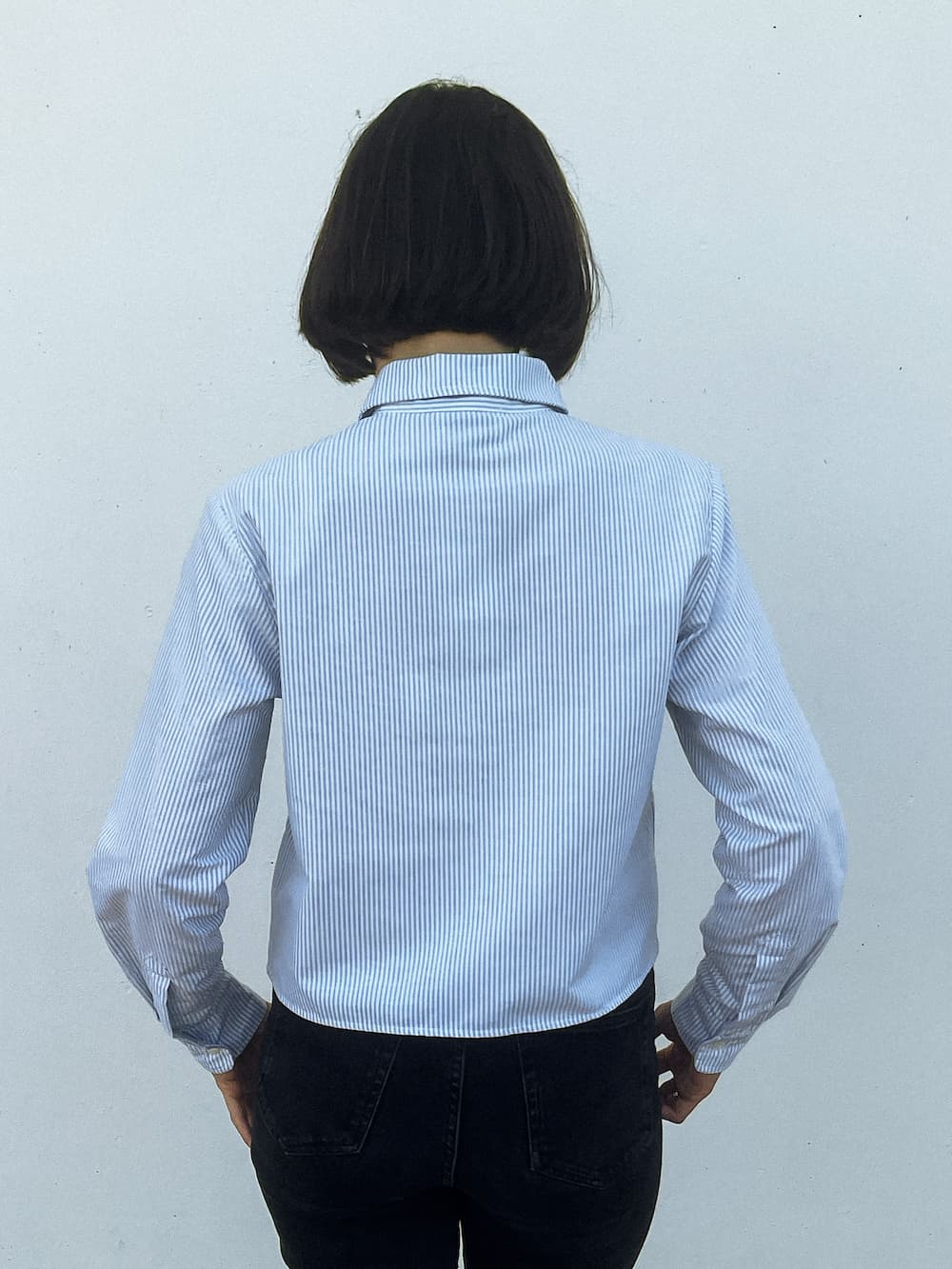 Chemise Alma à coupe courte en coton bio rayé vert – vue dos – Huguet Paris