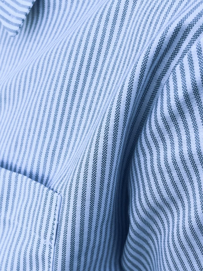 Chemise Alma à coupe courte en coton bio rayé vert – zoom matière – Huguet Paris