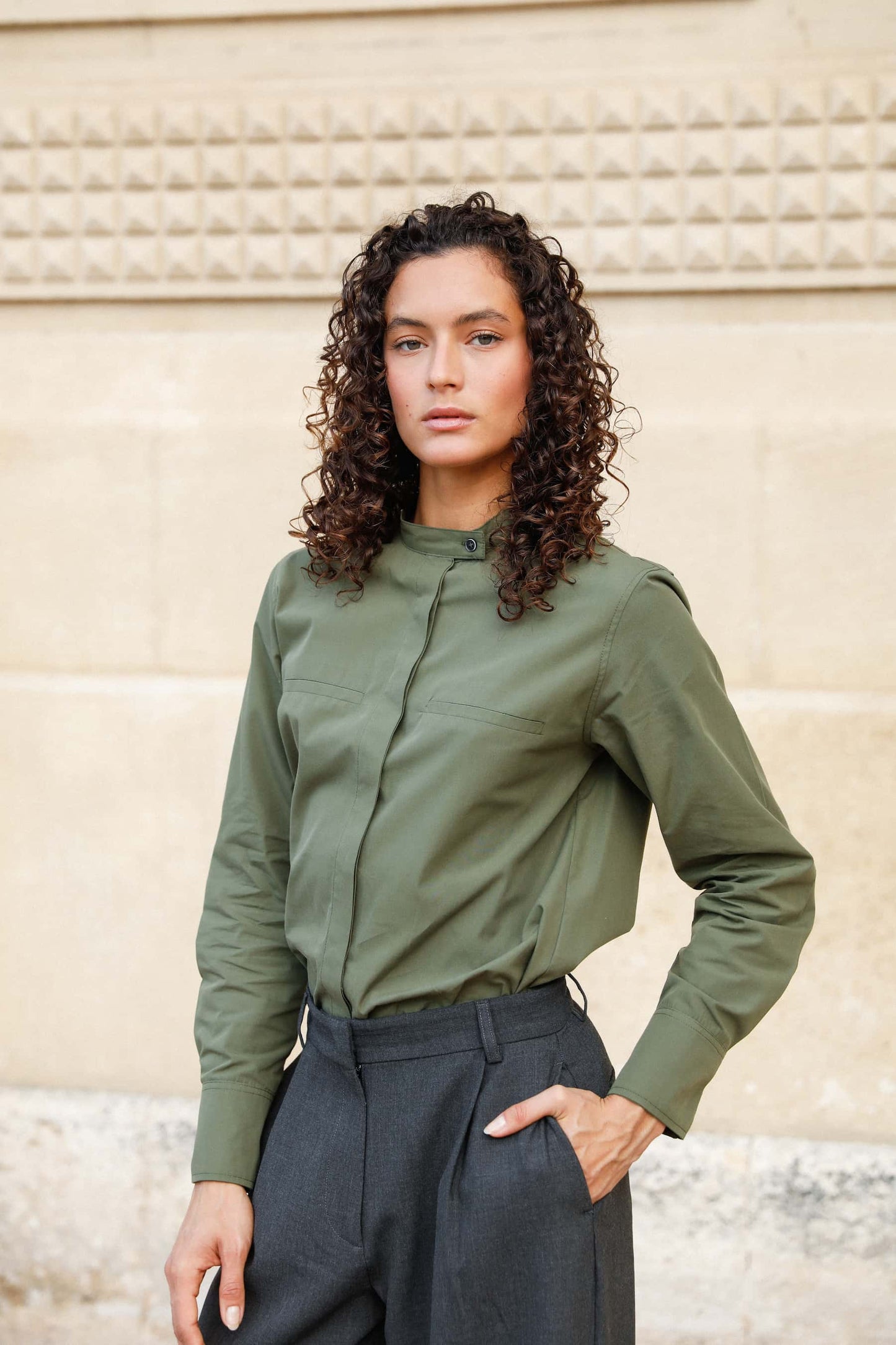 Chemise col officier en popeline de coton bio vert kaki - Ambre - Huguet Paris
