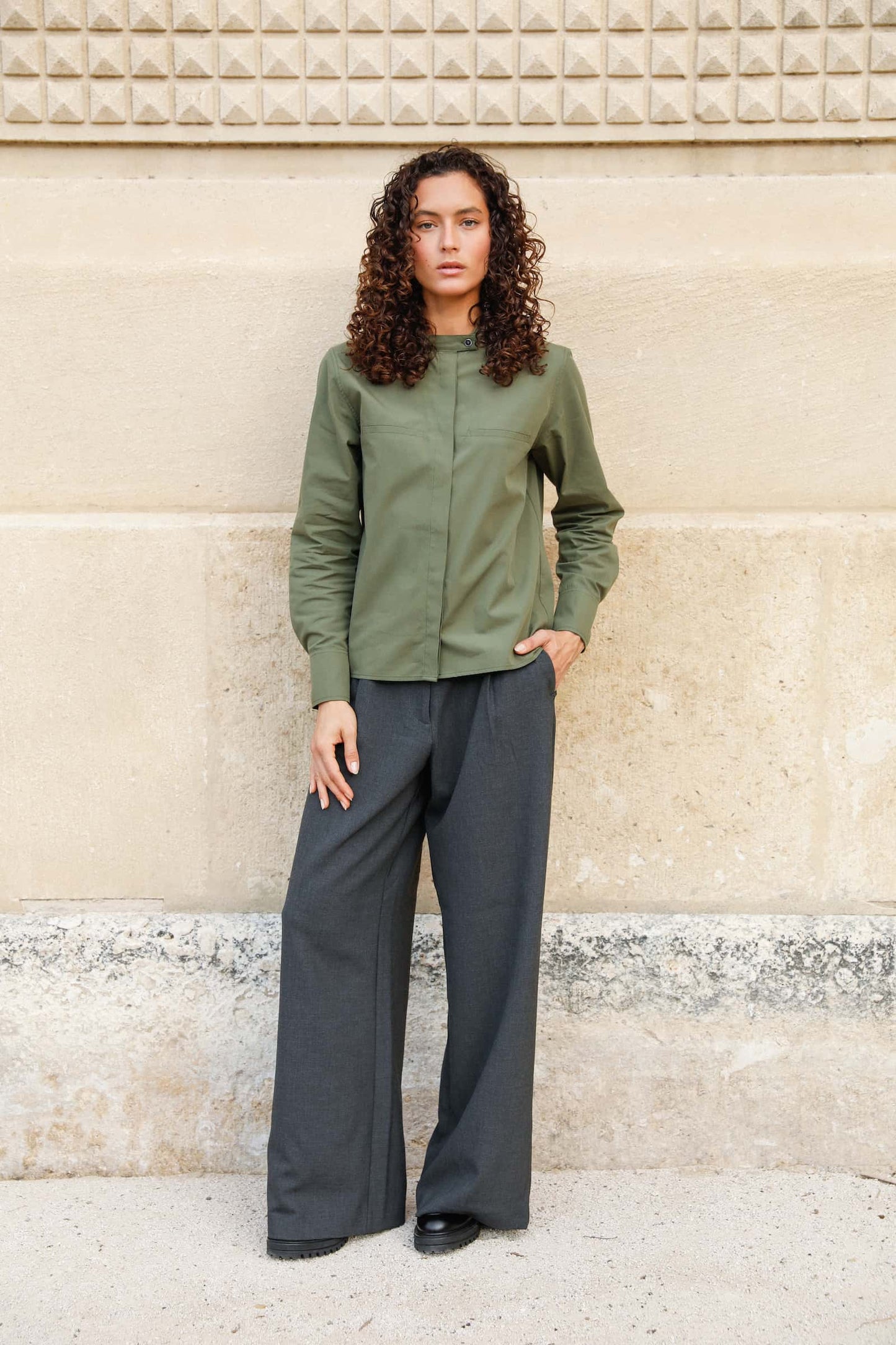 Chemise col officier en popeline de coton bio vert kaki - Ambre - Huguet Paris