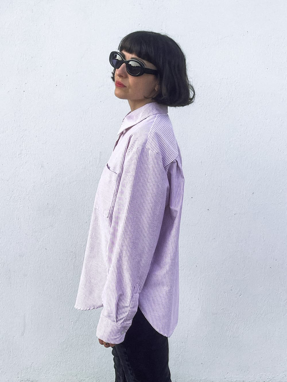 Chemise Billie oversized en coton bio rayé rouge – vue profil – Huguet Paris