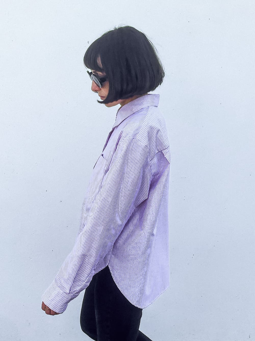 Chemise Billie oversized en coton bio rayé rouge – vue profil – Huguet Paris