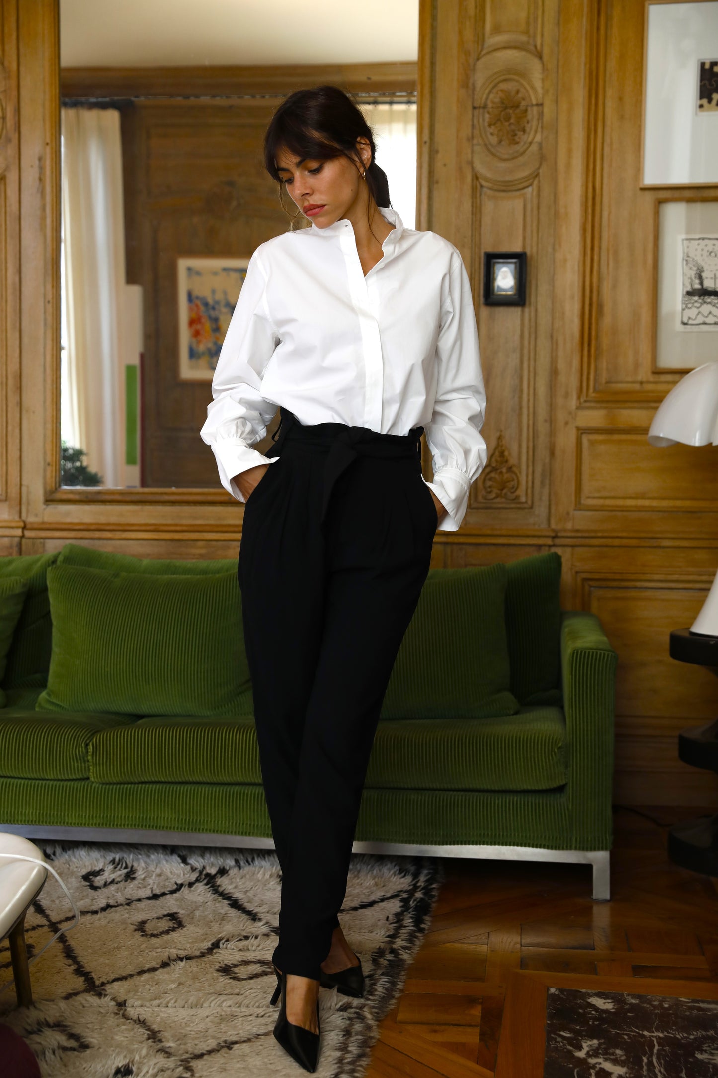 chemise blanche élégante pour femme avec col officier en coton