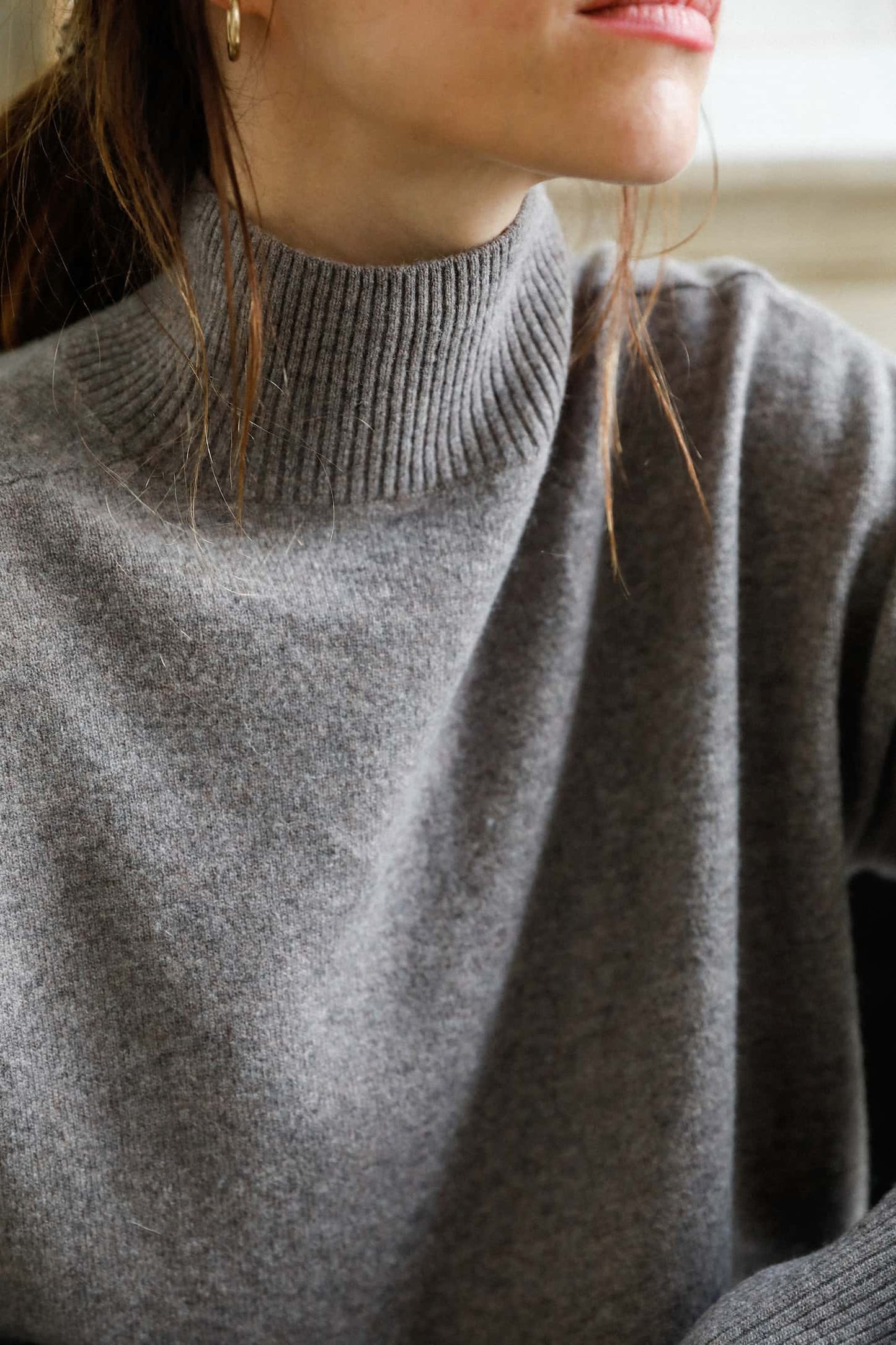 Pull col cheminée en laine mérinos extra fine taupe - Lana - Huguet Paris