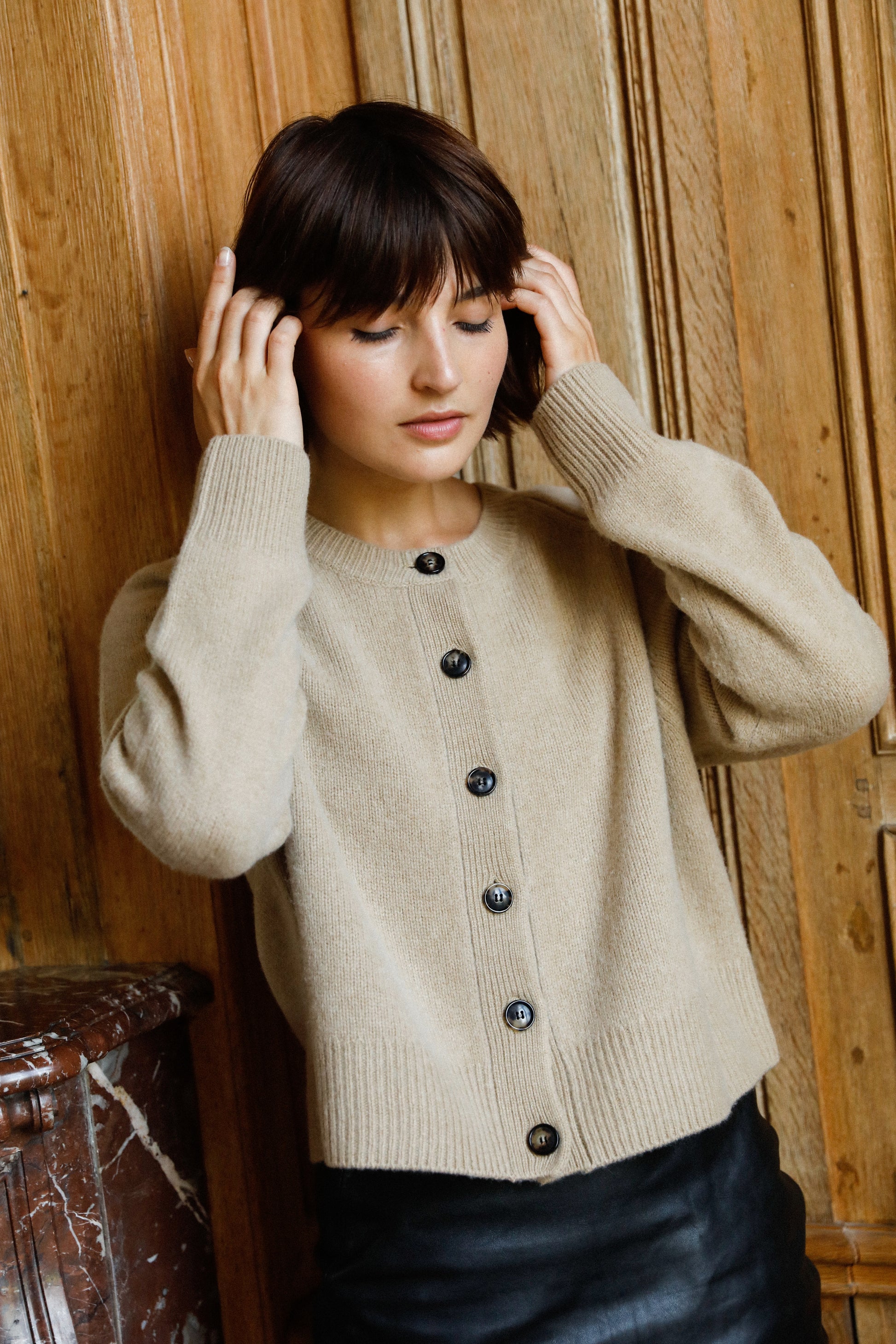 Cardigan pour femme beige en laine merinos extra fine et laine de yak avec des boutons en corne naturelle