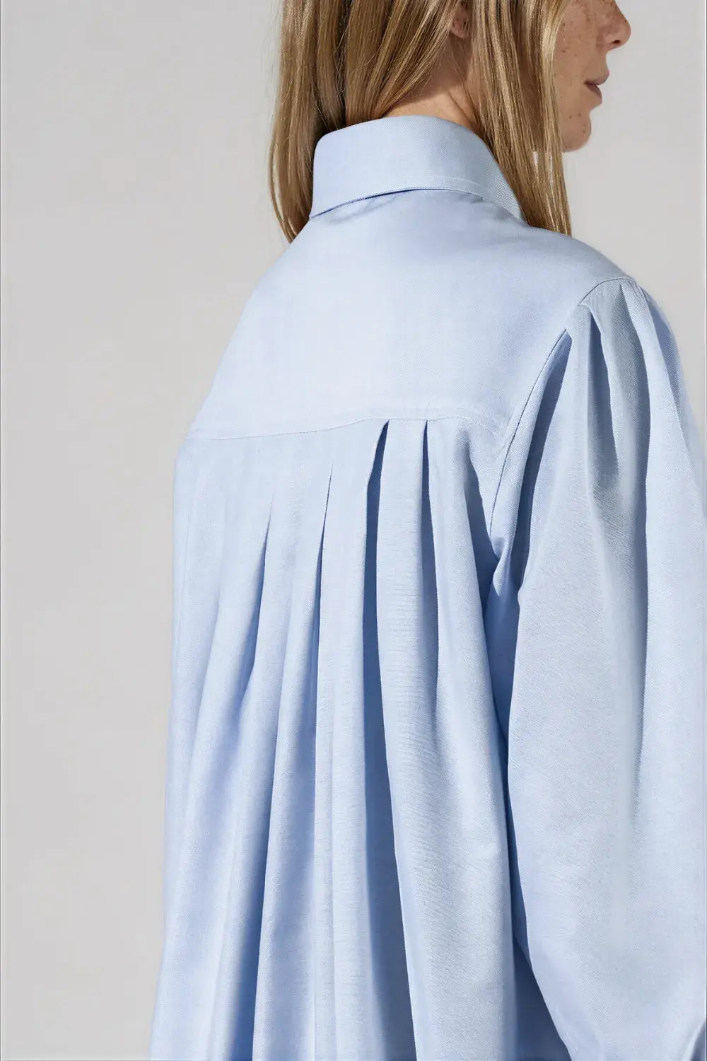 Chemise manches ballon coton bleu ciel vue de dos - studio