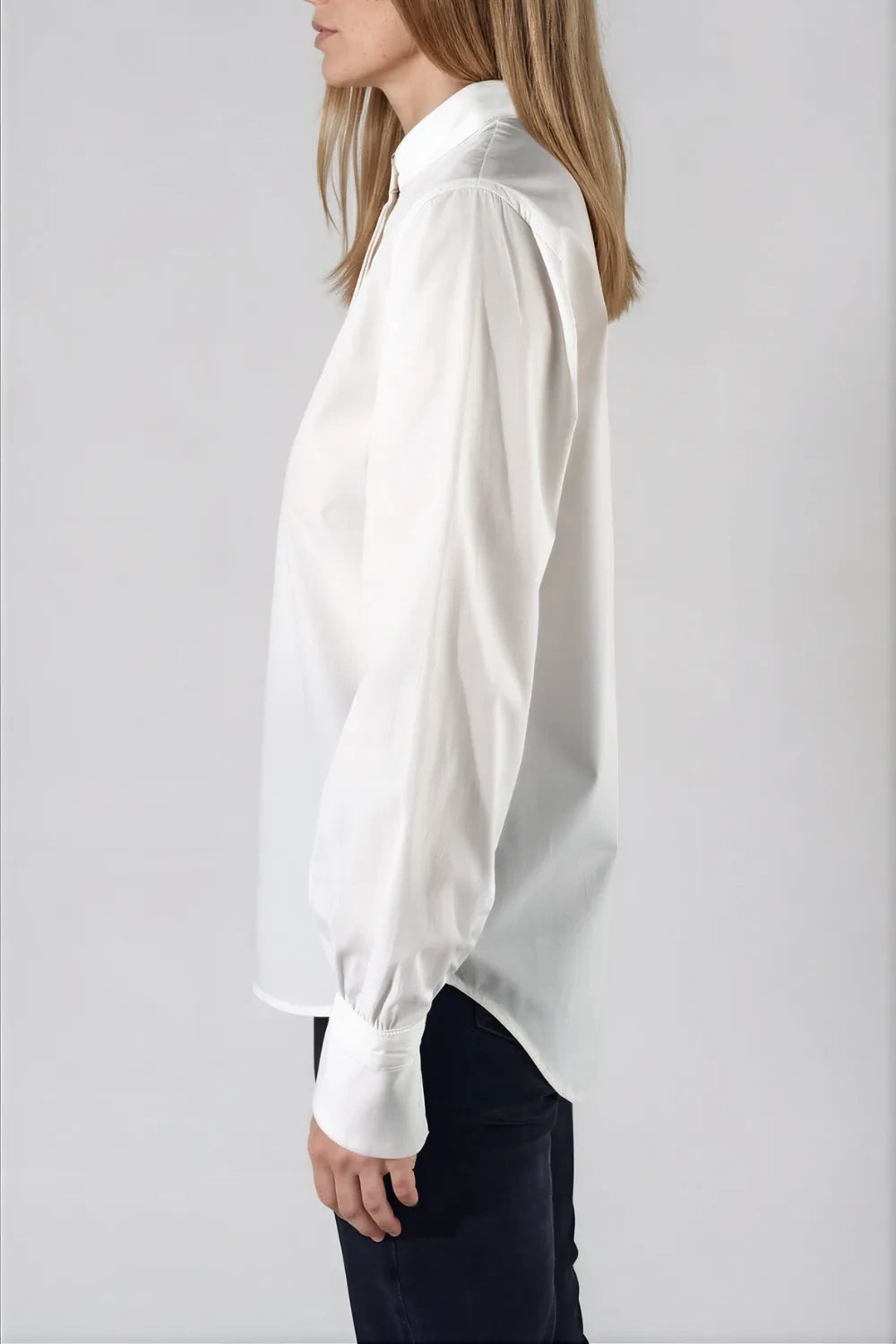 Chemise blanche col officier vue de profil - studio