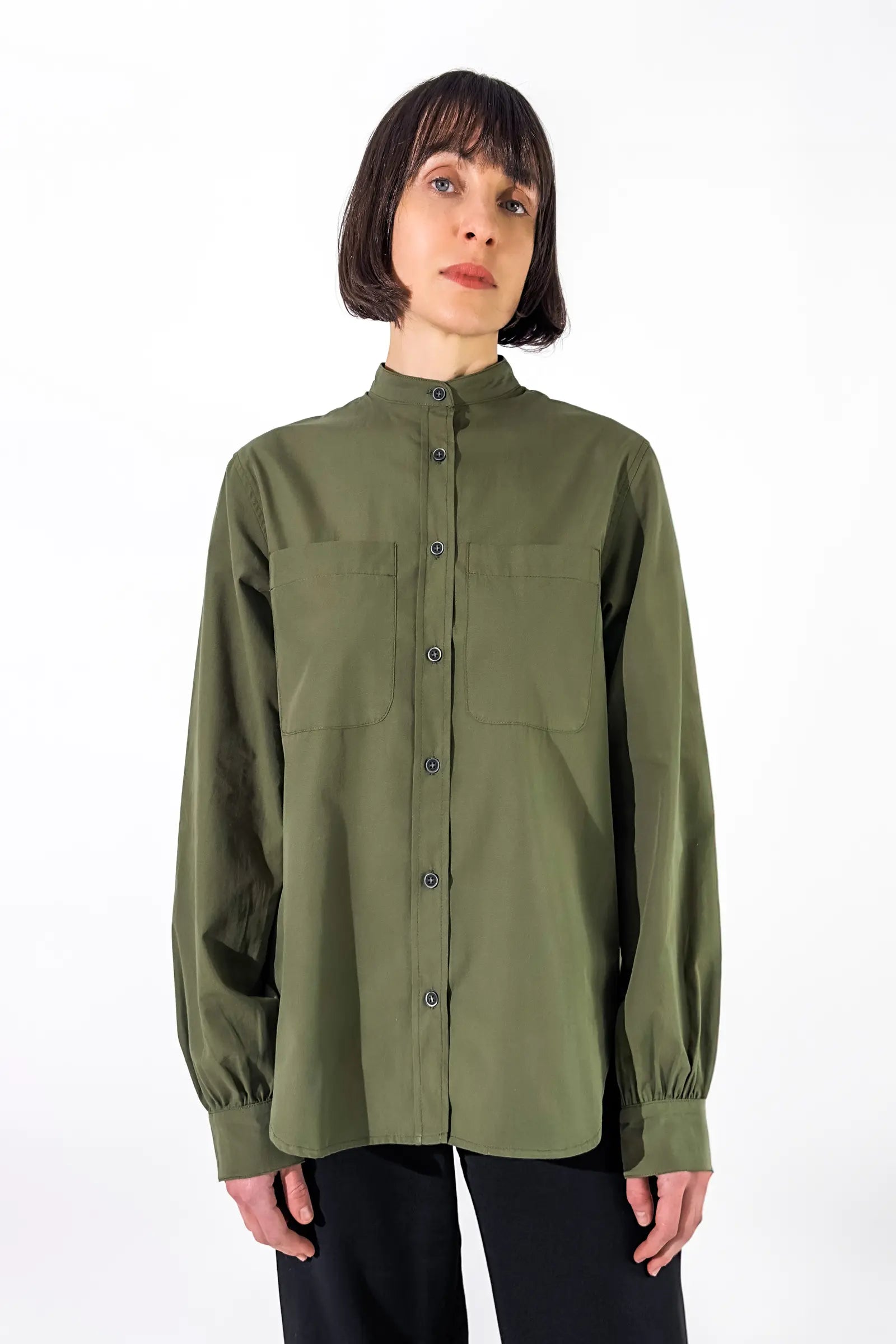 Chemise col officier coton vert kaki vue de face studio