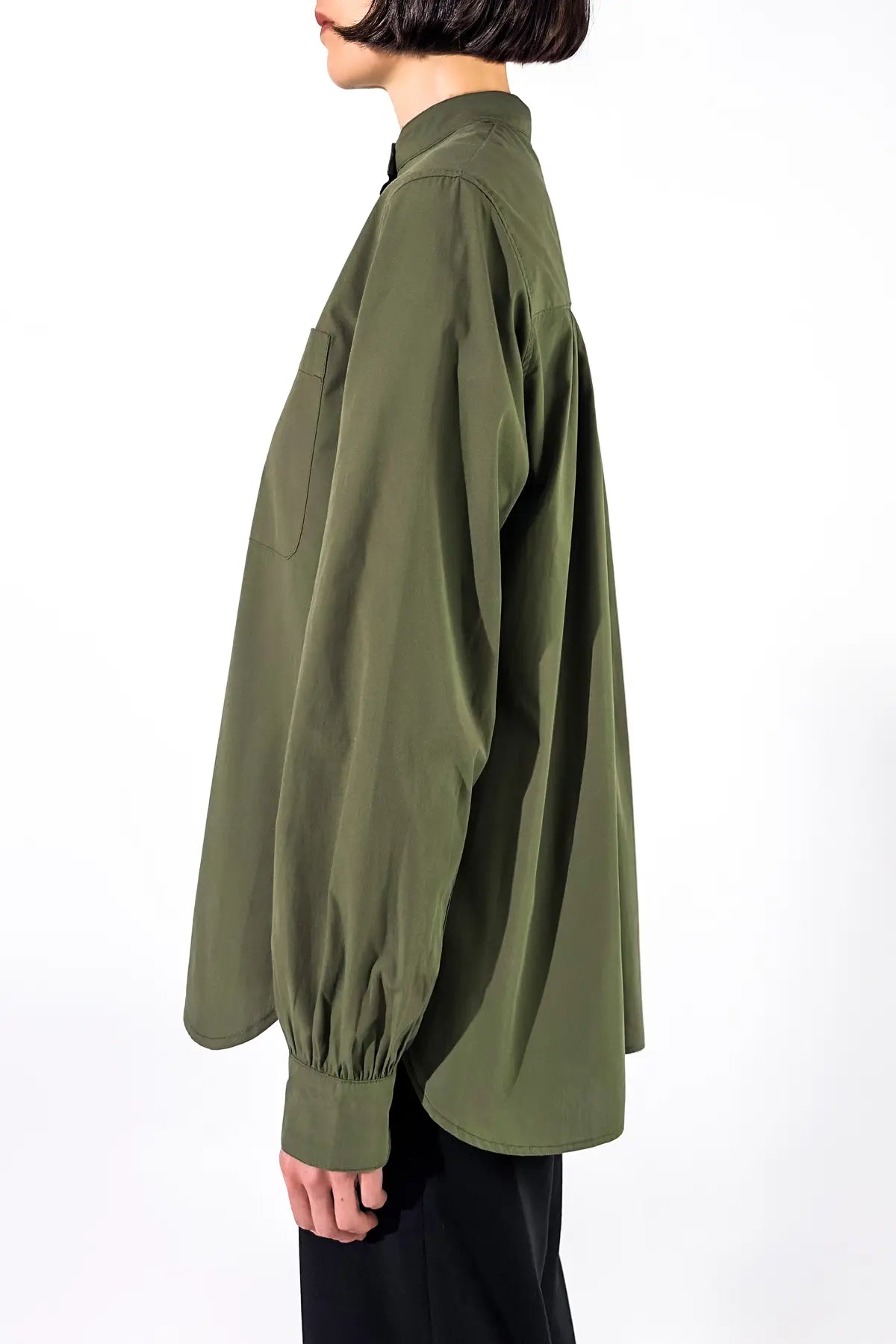 Chemise col officier coton vert kaki vue de profil studio