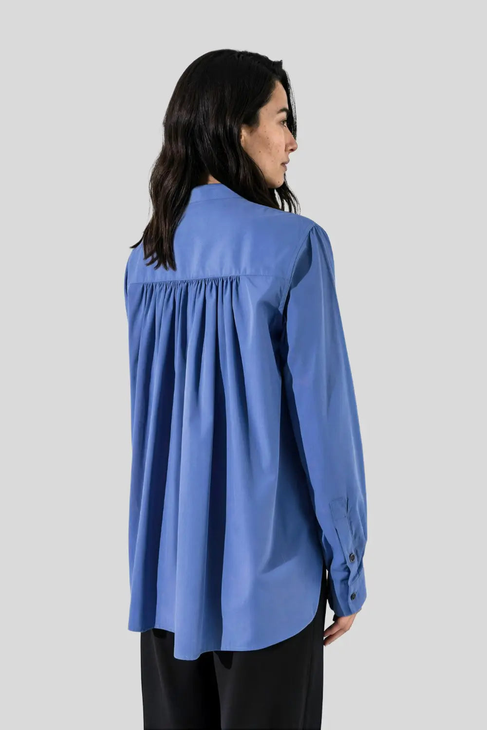 Chemise col officier coton bleu vue de dos - studio