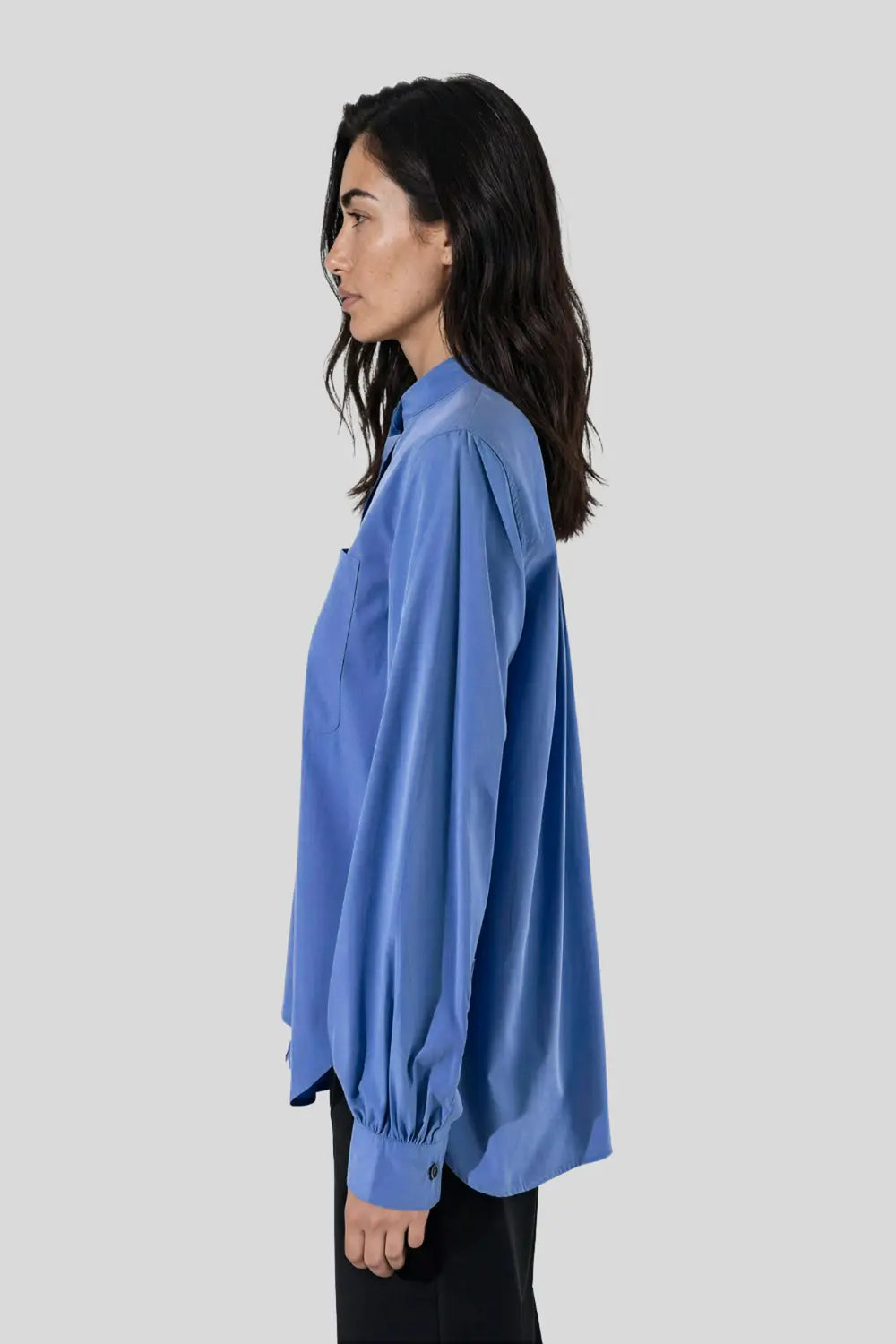 Chemise col officier coton bleu vue de profil - studio