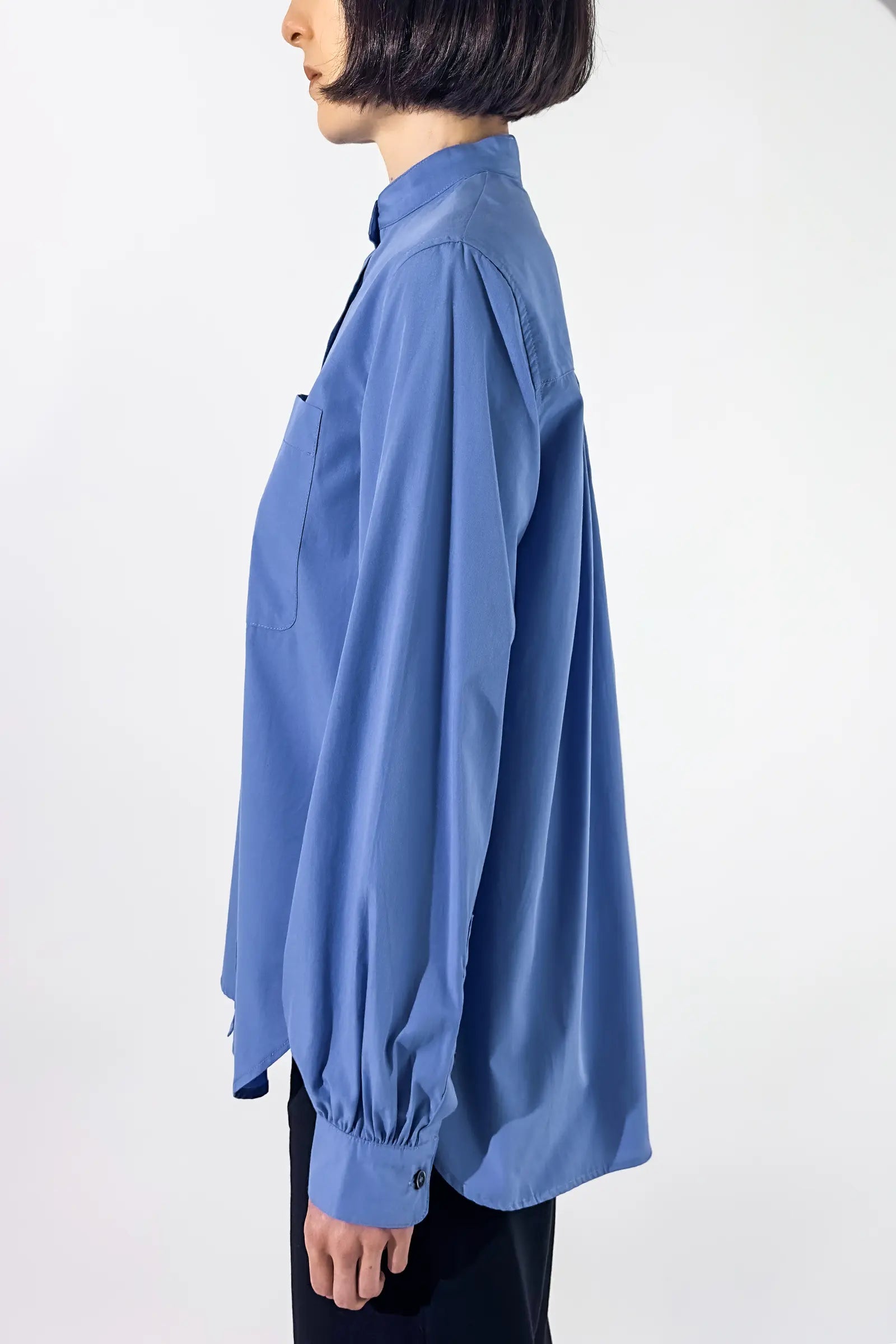 Chemise col officier coton bleu profil studio- Huguet Paris