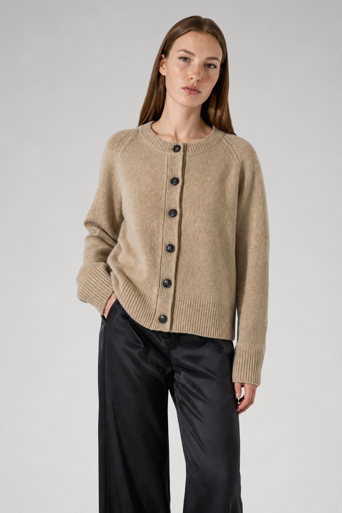 Cardigan Louise en laine mérinos beige, plan large, Huguet Paris