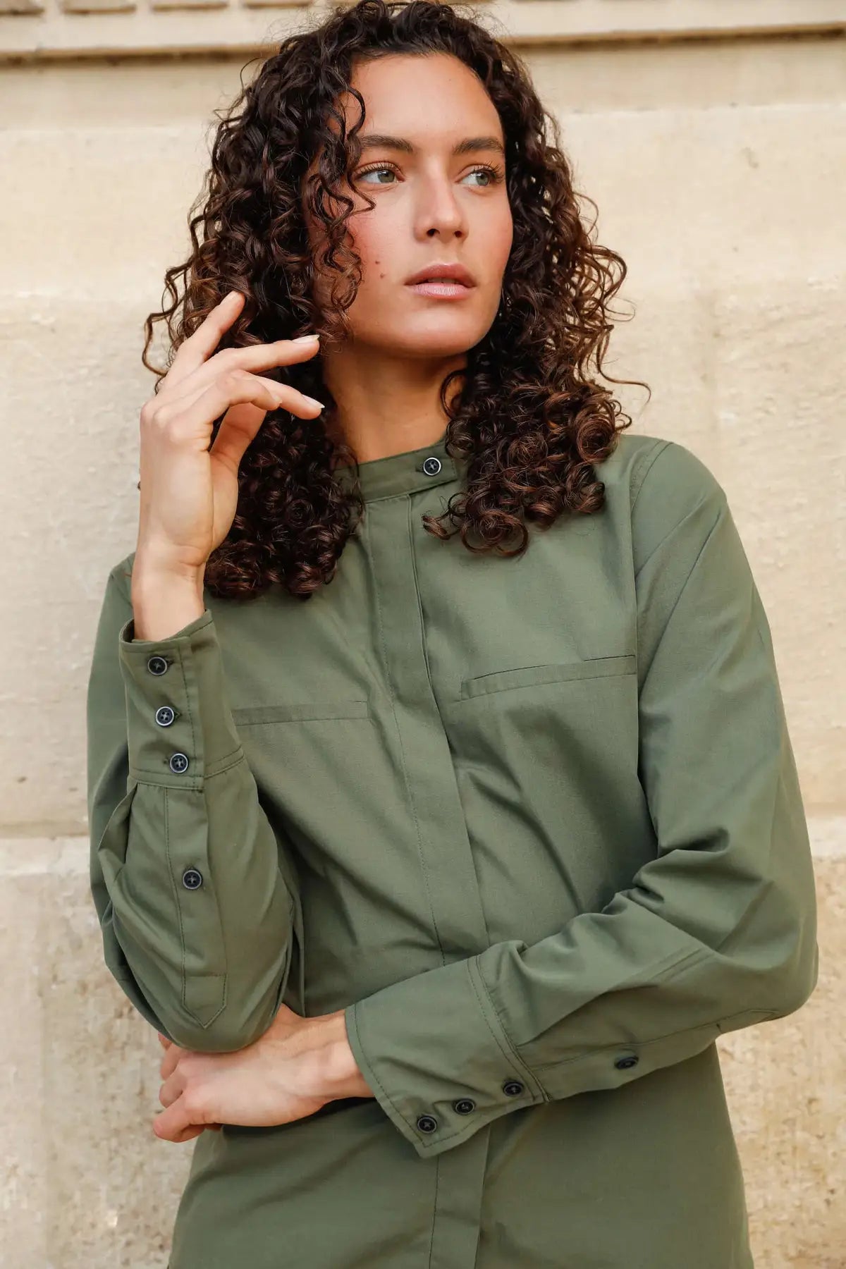 Chemise col officier coton vert kaki fausses poches détail manche