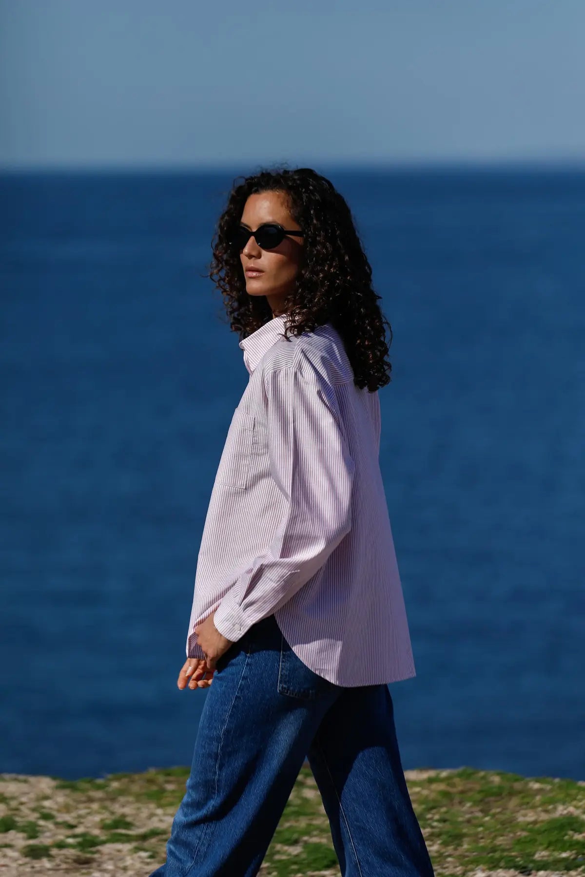 Chemise oversize rayé rouge vue de profil