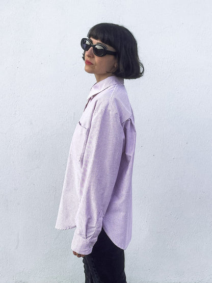Chemise Billie oversized en coton bio rayé rouge – vue profil – Huguet Paris