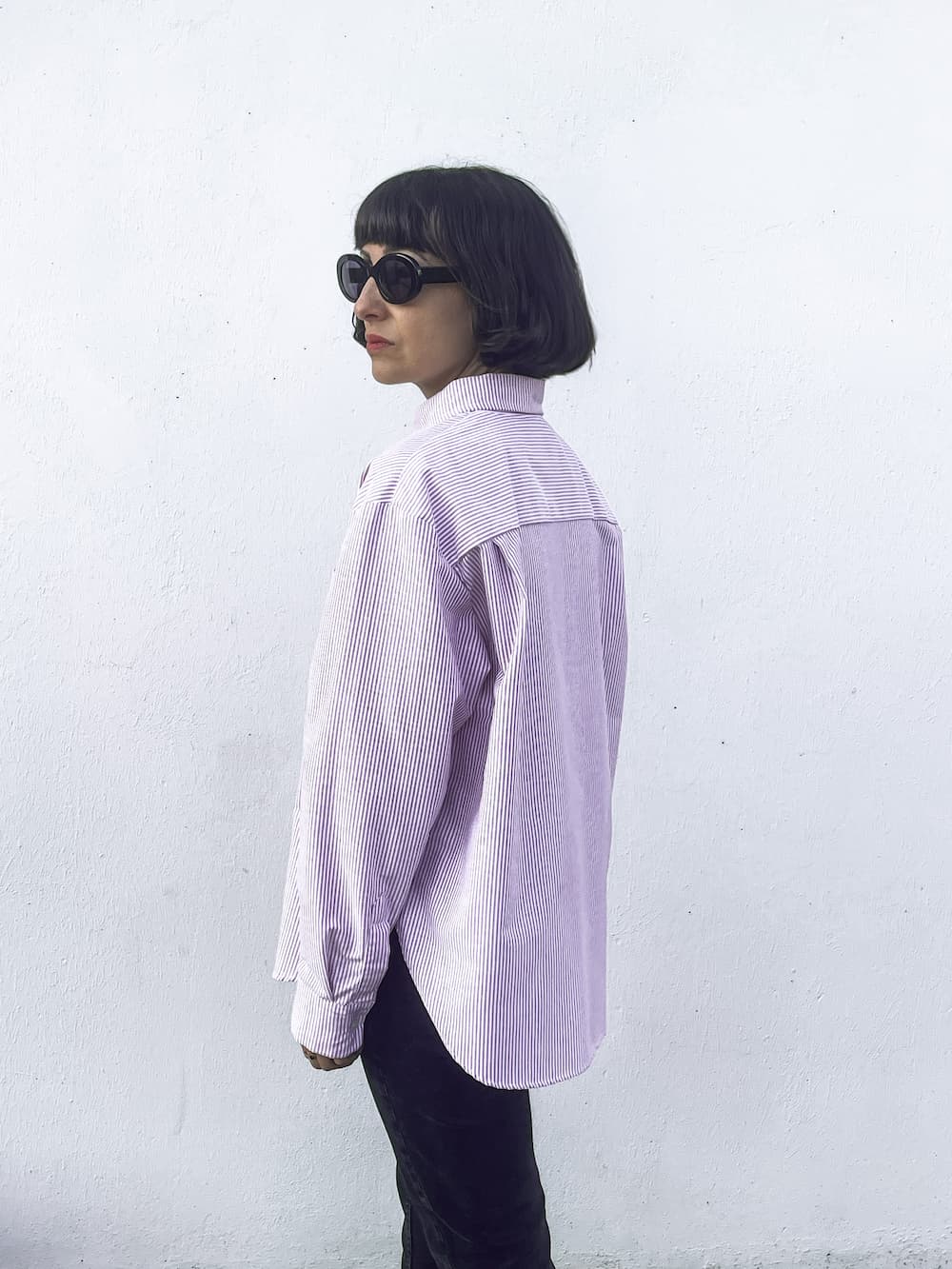 Chemise Billie oversized en coton bio rayé rouge – vue profil – Huguet Paris