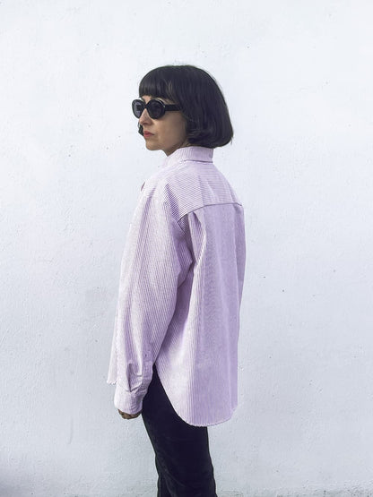 Chemise Billie oversized en coton bio rayé rouge – vue profil – Huguet Paris