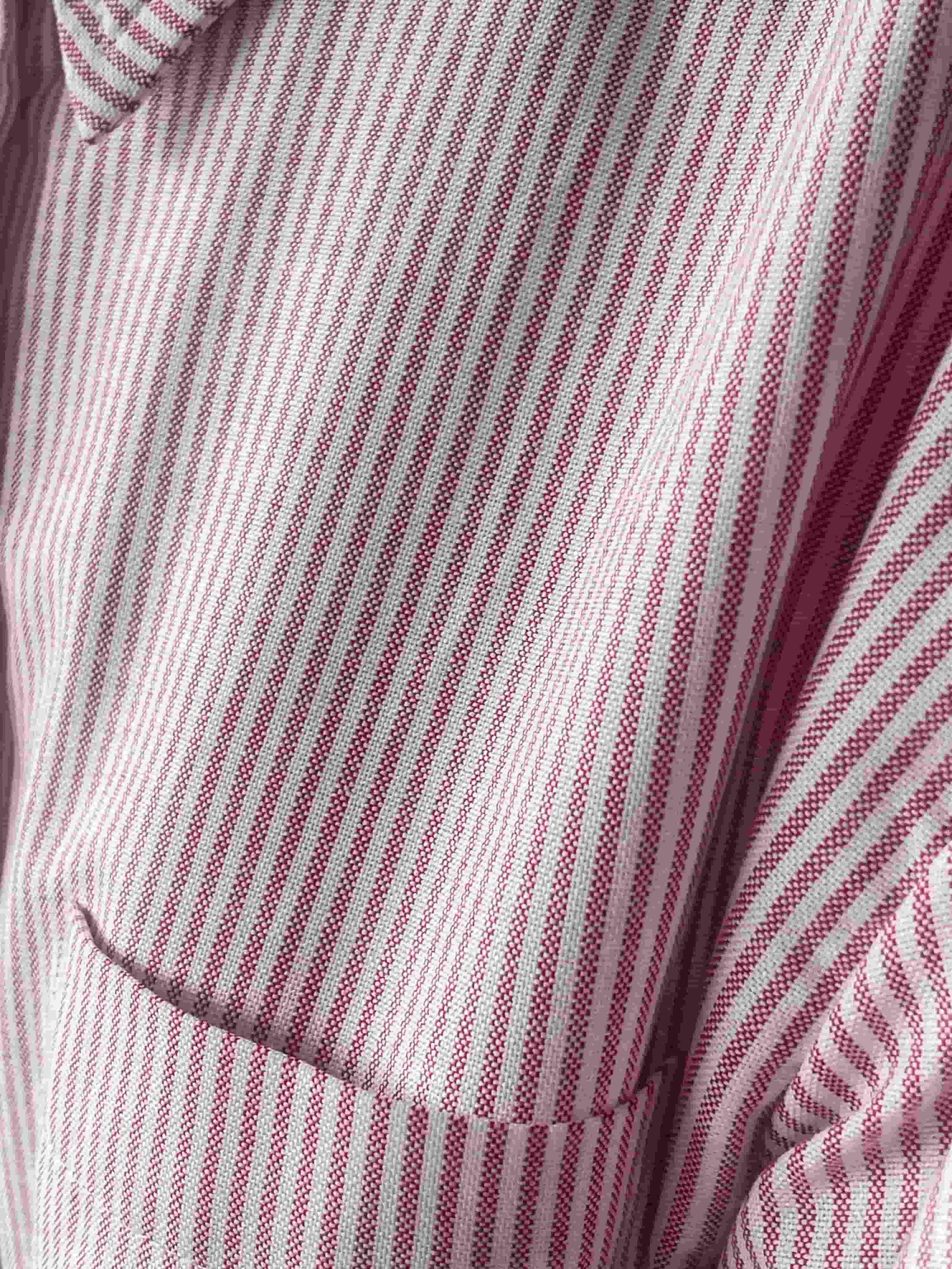 Chemise Billie oversized en coton bio rayé rouge – zoom matière – Huguet Paris