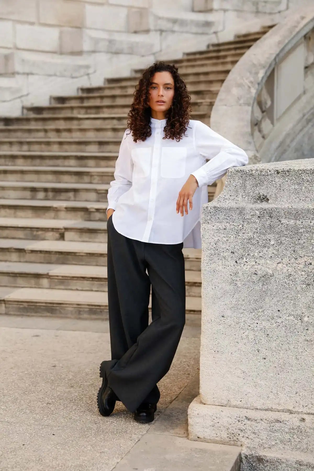 Chemise col officier coton blanc vue de loin