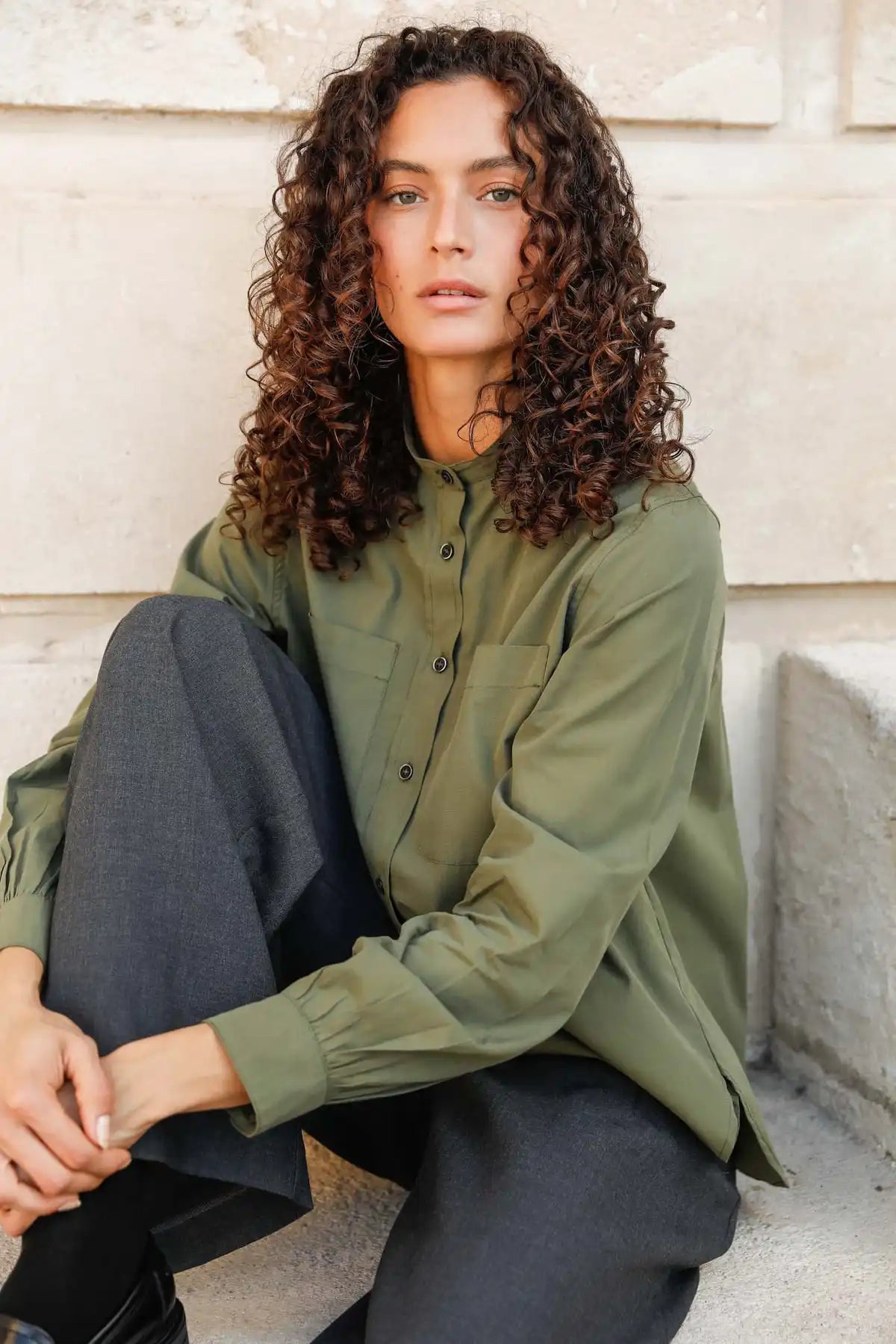 Chemise col officier coton vert kaki position assise