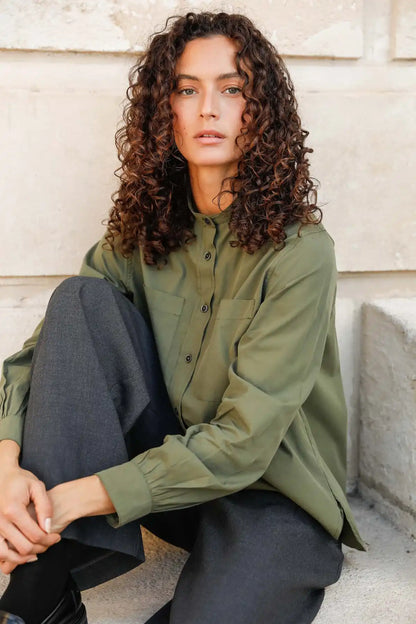 Chemise col officier coton vert kaki position assise