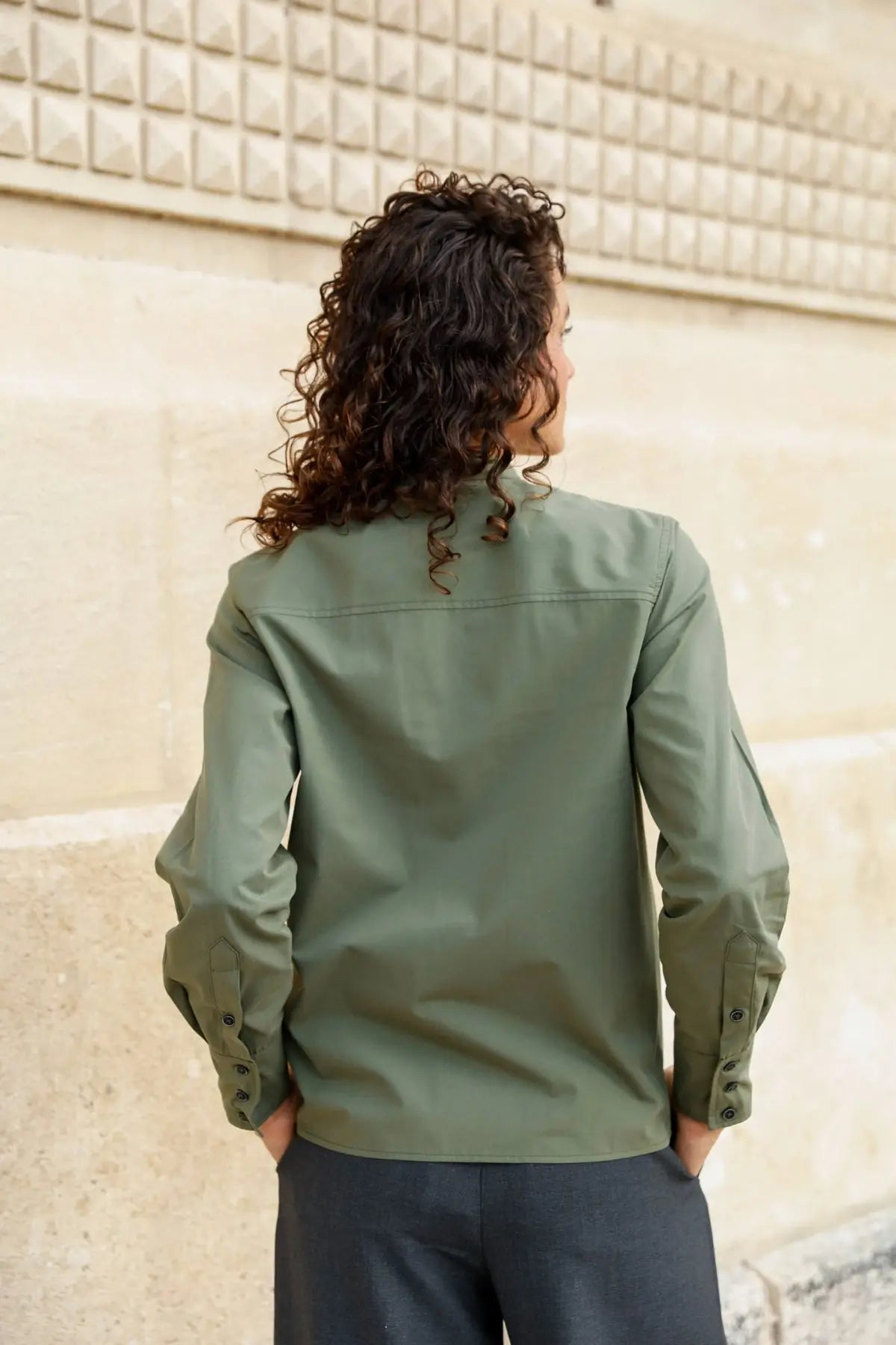 Chemise col officier coton vert kaki fausses poches vue de dos