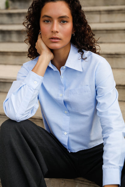 chemise bleue avec une coupe cropped pour femme en coton biologique 