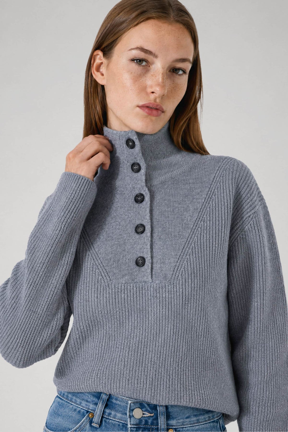 Pull Jade col camionneur en laine mérinos gris, vue de face, Huguet Paris