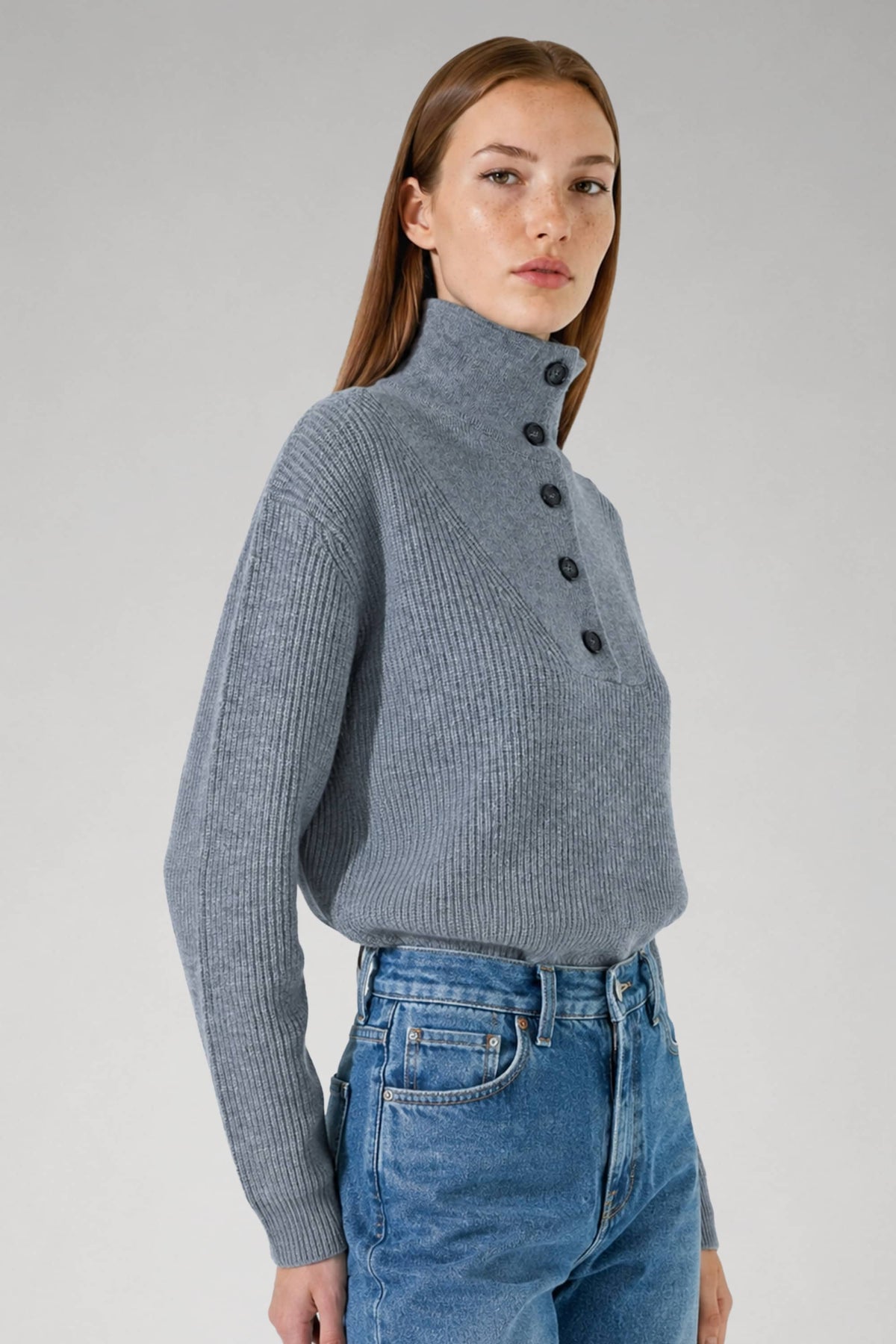 Pull Jade col camionneur en laine mérinos gris, vue de profil, Huguet Paris
