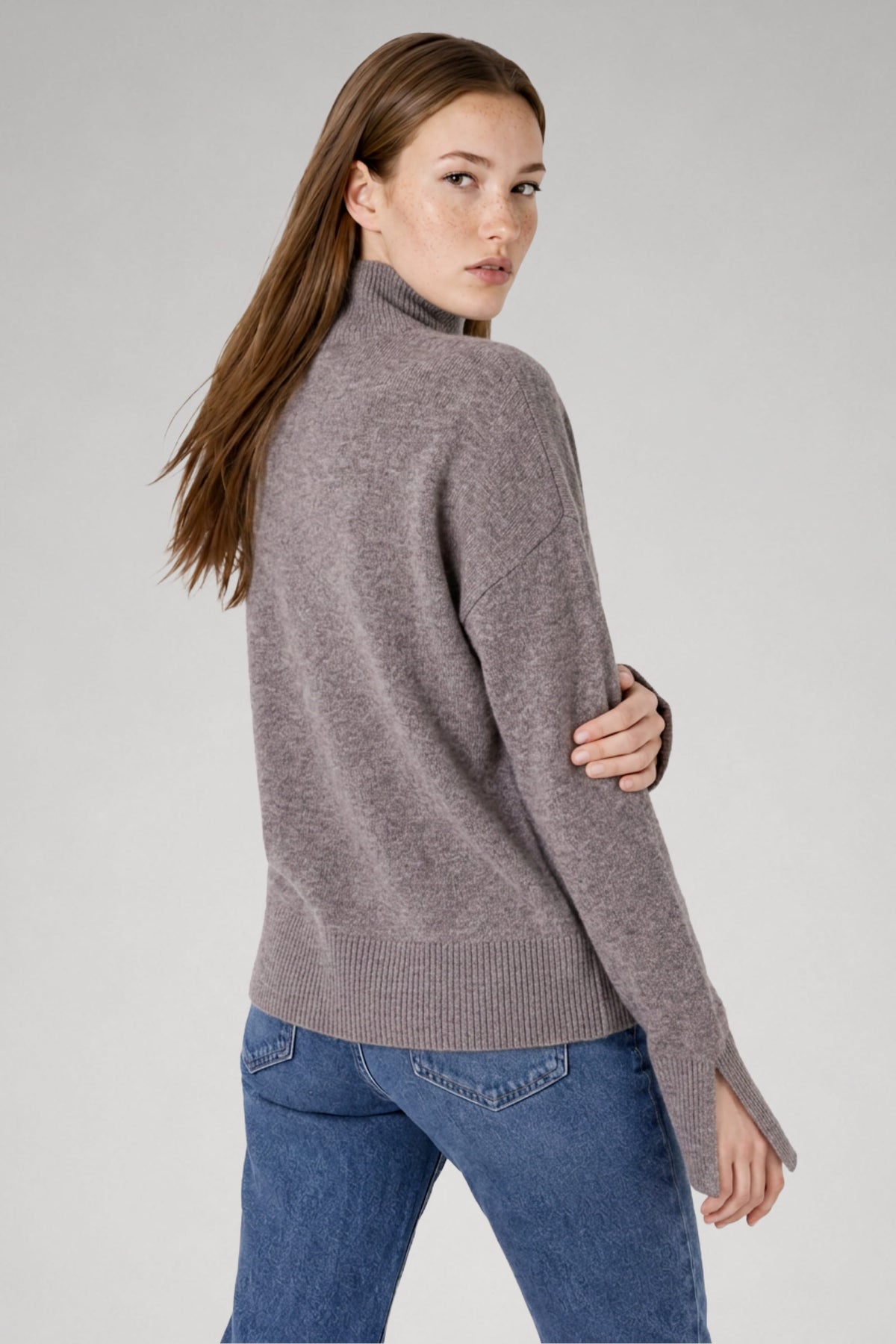 Pull Lana col cheminée en laine mérinos taupe, vue de dos, Huguet Paris
