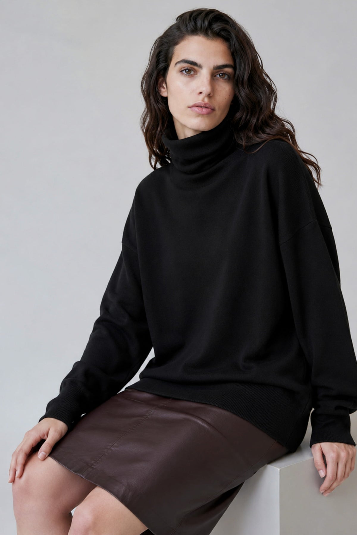 Pull Romy col roulé en laine mérinos noir, vue de face, Huguet Paris