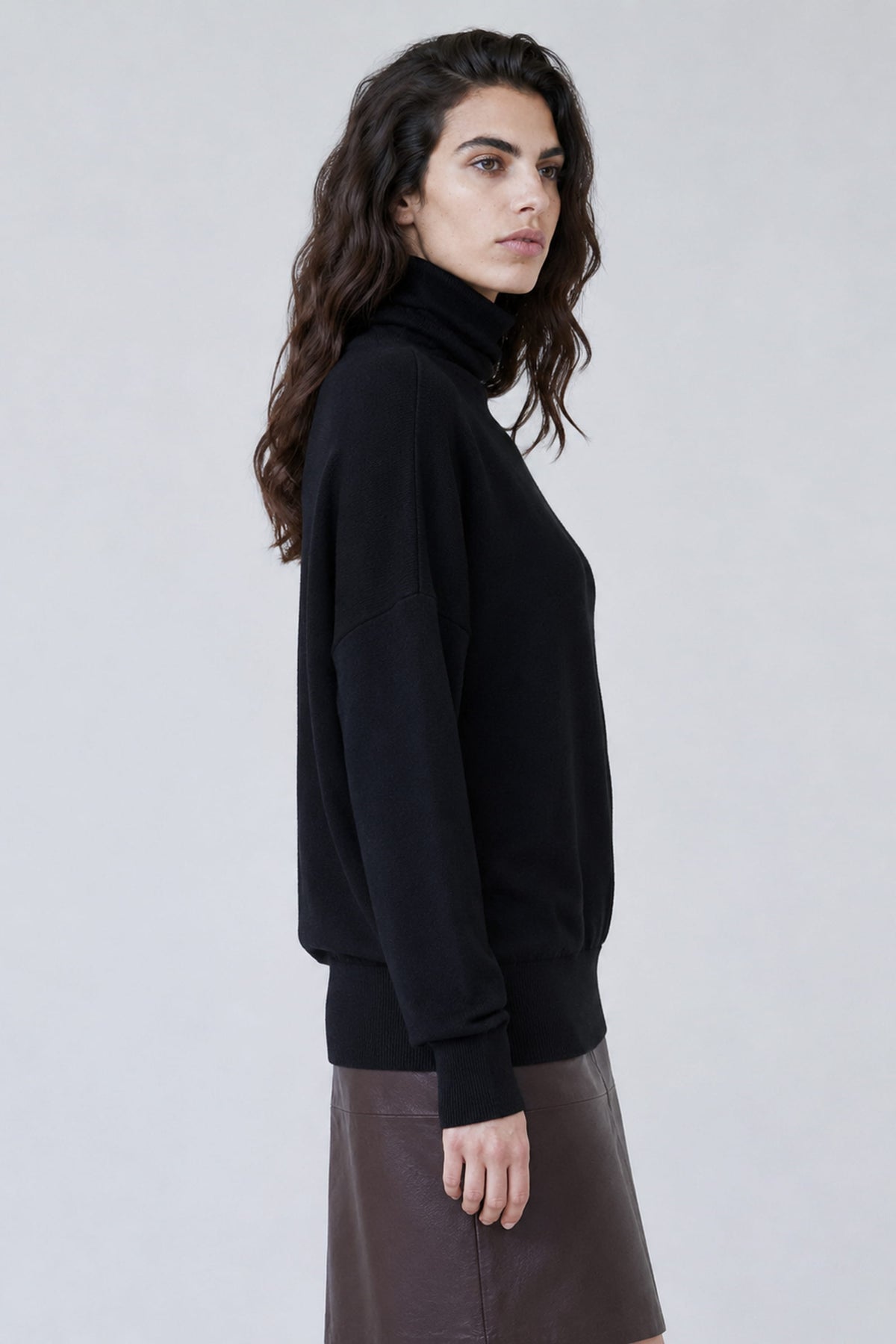 Pull Romy col roulé en laine mérinos noir, vue de profil, Huguet Paris