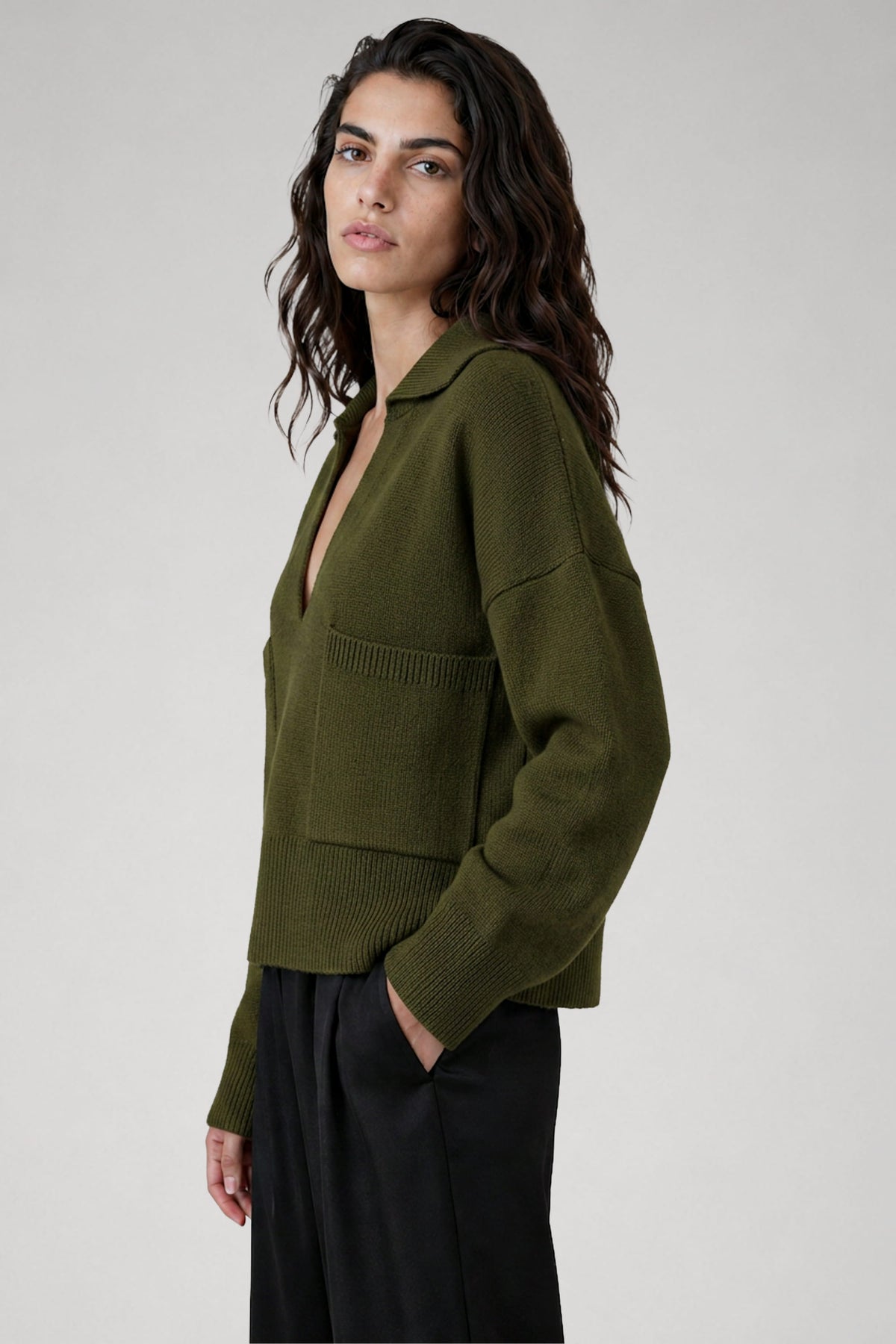Pull Grace col v en laine mérinos vert avocat, vue de profil, Huguet Paris