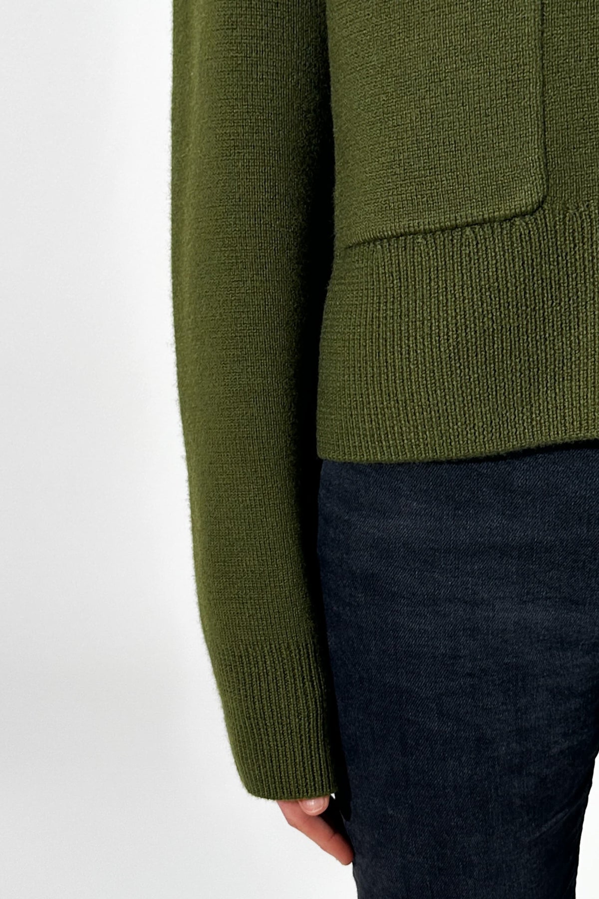 Pull col V en laine mérinos vert avocat - Grace