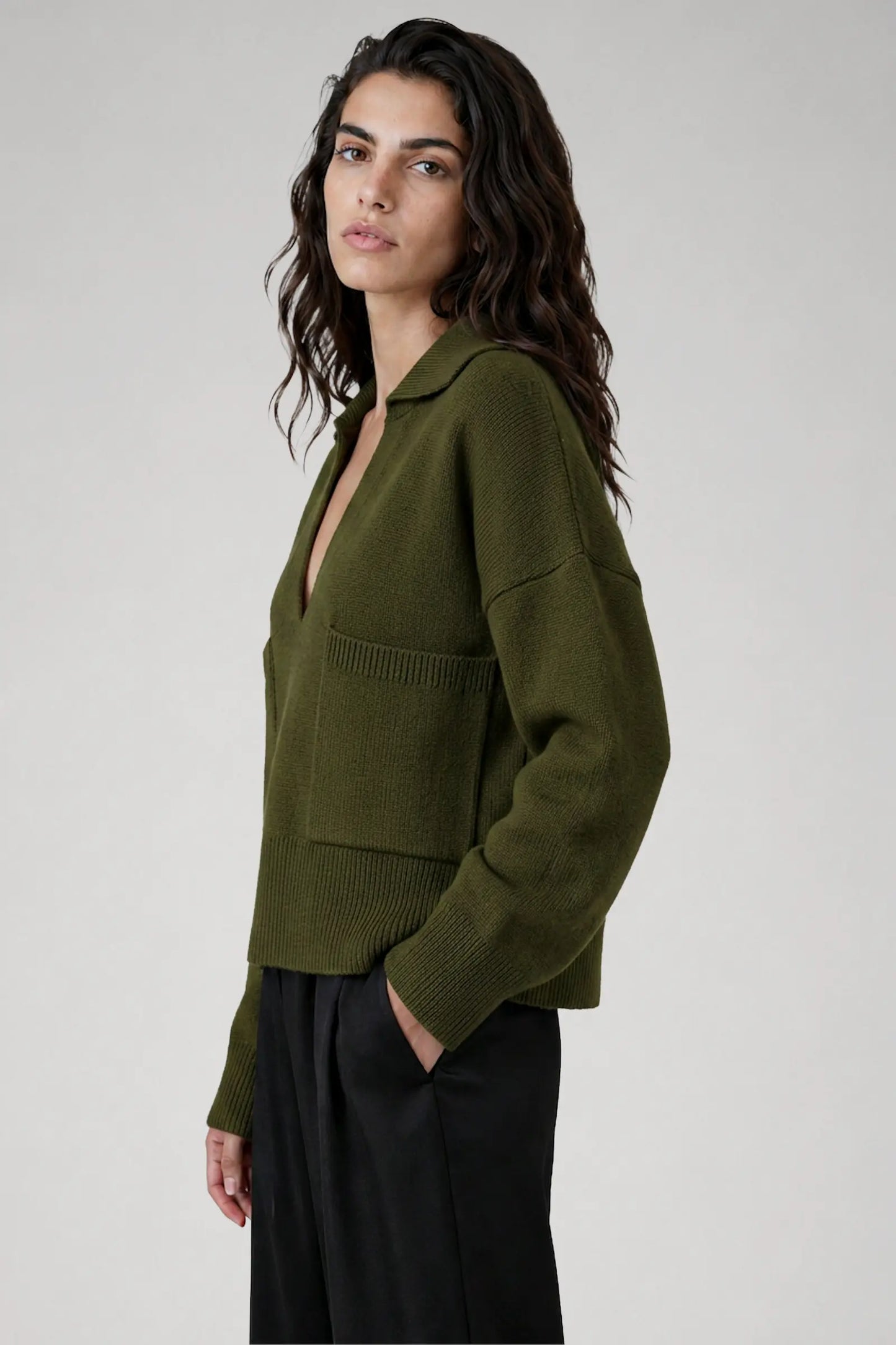 Pull col V en laine mérinos vert avocat - Grace