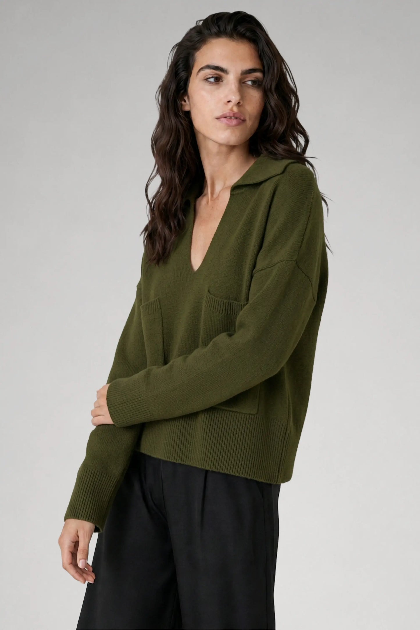 Pull col V en laine mérinos vert avocat - Grace