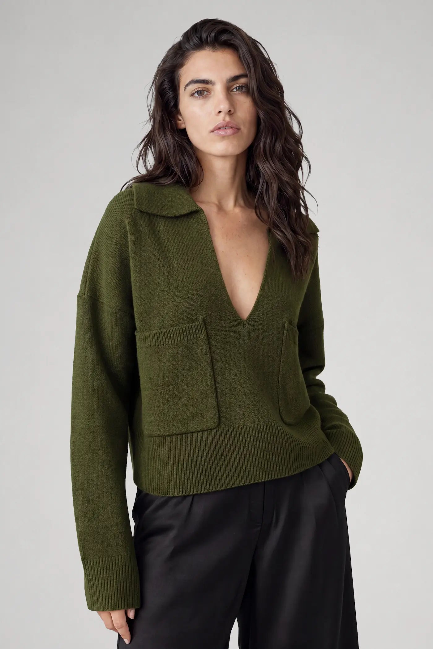 Pull col V en laine mérinos vert avocat - Grace