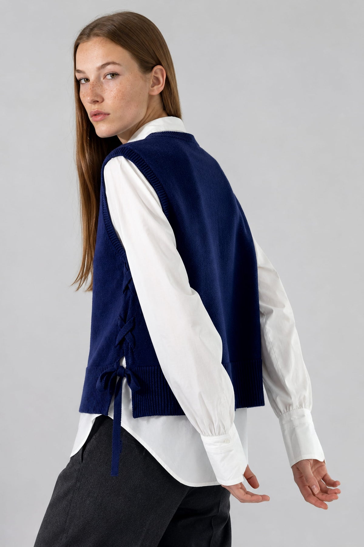 Pull sans manches Inès bleu marine en laine mérinos vue de dos, Huguet paris