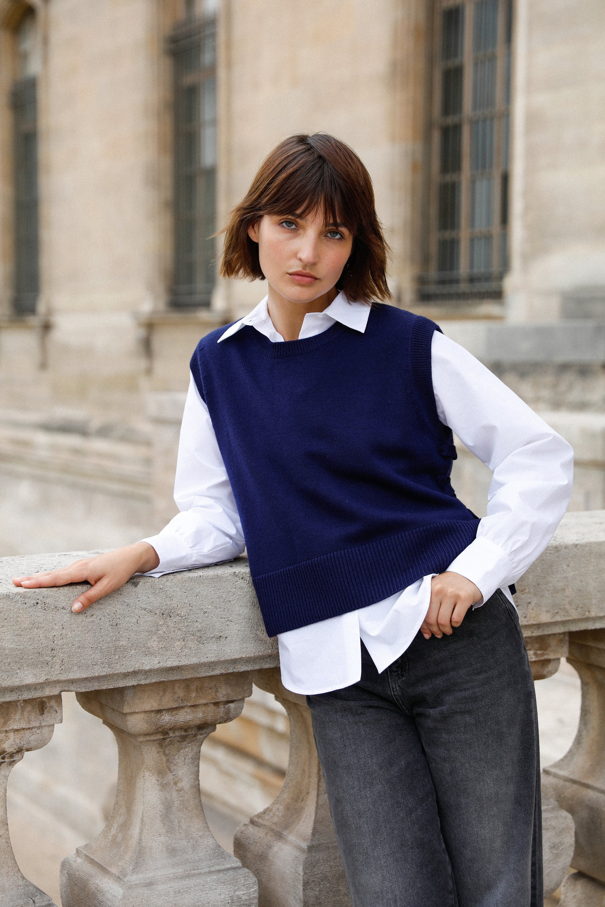 pull sans manche bleu marine en laine pour femme 